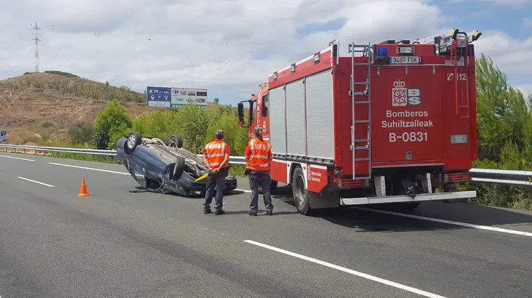 Un coche vuelca en la A-12. BOMBEROS