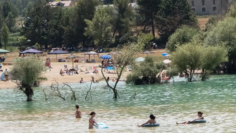 Domingo de verano en el embalse de Alloz (03). IÑIGO ALZUGARAY