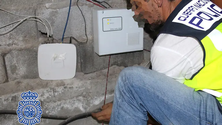 Un policía desmantela el sistema de cámaras ocultas en la vivienda d euna mujer. EUROPA PRESS