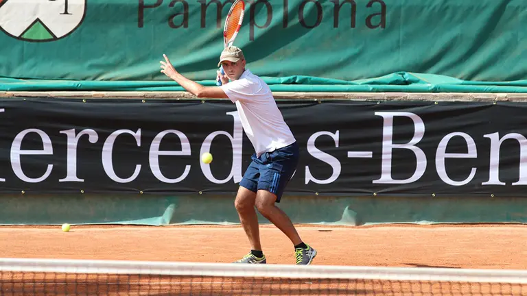 Partido de tenis en el Club Tenis Pamplona.