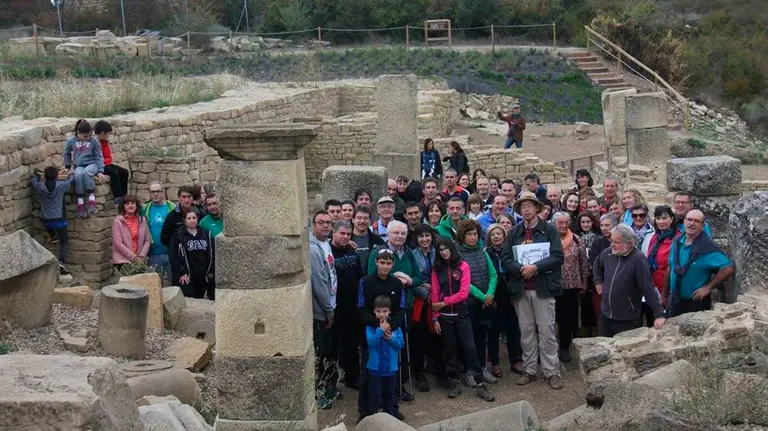 Un-grupo-de-personas-visita-Santa-Criz-de-Eslava-de-la-mano-de-Jvaier-Andreu