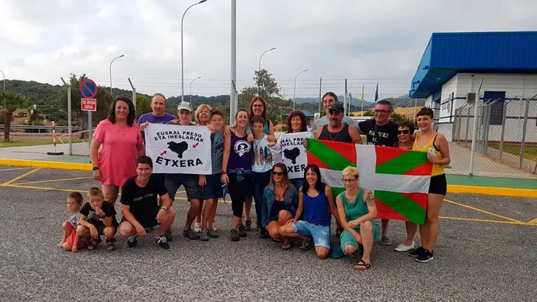 Imagen colgada en las redes sociales en la la etarra Leire Etxeberria sale de la cárcel.