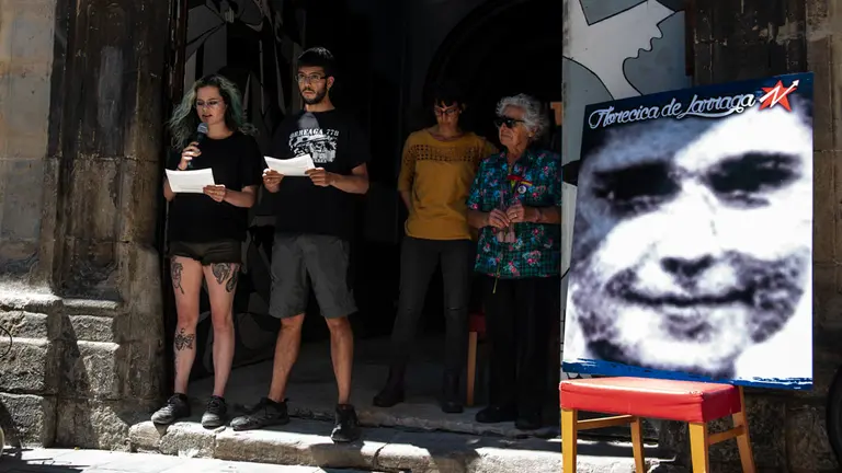 Homenaje a Maravillas Lamberto, la adolescente represaliada durante en Larraga durante la Guerra Civil por ser hija de un militante de la UGT, con la presencia de su hermana. MIGUEL OSÉS_1
