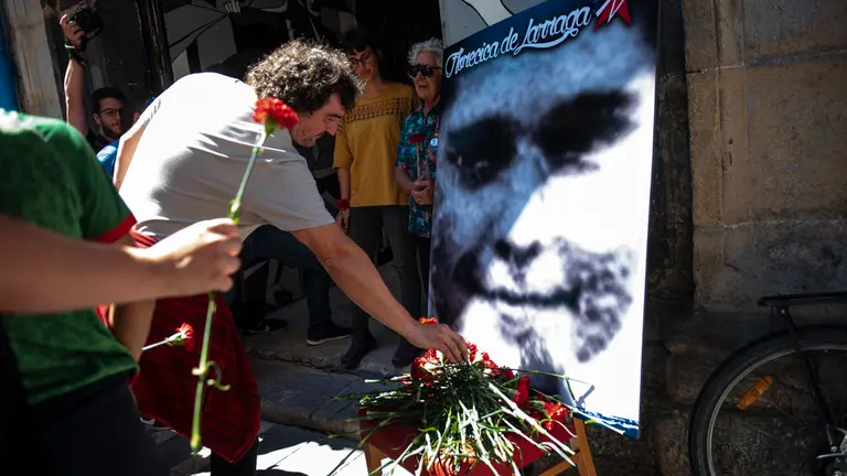 Homenaje a Maravillas Lamberto, la adolescente represaliada durante en Larraga durante la Guerra Civil por ser hija de un militante de la UGT, con la presencia de su hermana. MIGUEL OSÉS_7