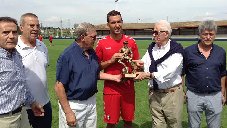 Unai García recibe el premio de Osasuna veteranos en Tajonar.