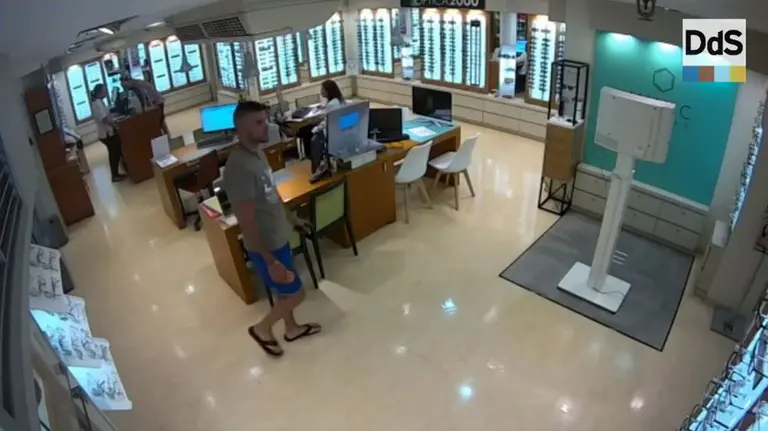 Ángel Boza, miembro de La Manada, entra en la óptica donde robó las gafas antes de ser detenido. NAVARRA.com