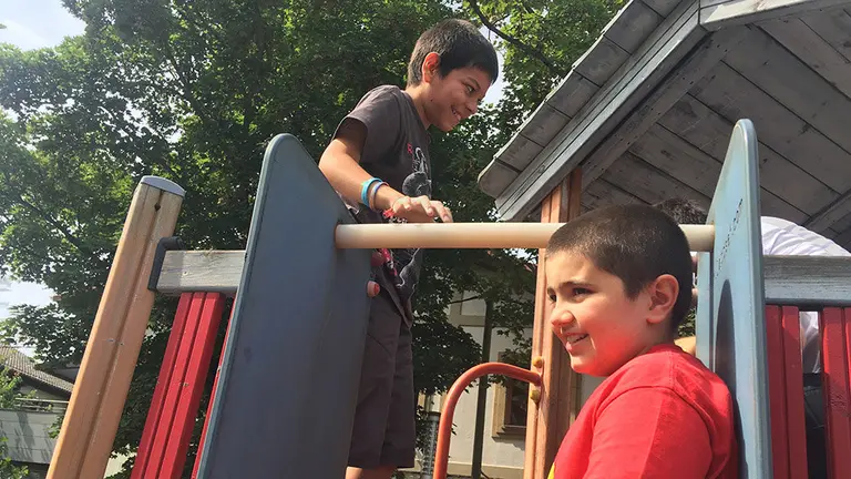 Los niños Aimar Pazos y Mario Navarcorena aistentes al programa de inclusión realizado por ANA y Cruz Roja ANA