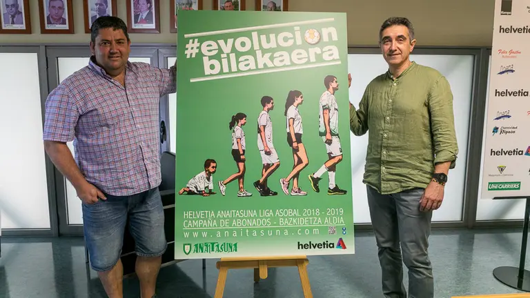 El presidente del Anaitasuna, Miguel Ollacarizqueta, y el responsable de balonmano, Javi Gracia, presentan la campaña de captación de nuevos abonados (03). IÑIGO ALZUGARAY