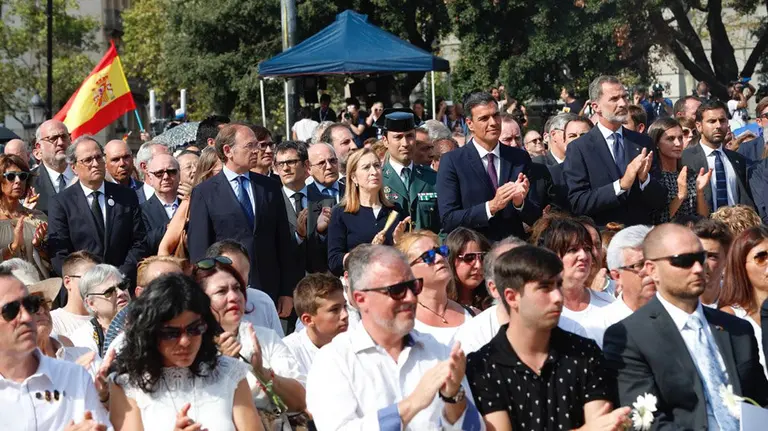 Felipe VI, Rey de España, y Pedro Sánchez, presidente del Gobierno, durante el homenaje a las víctimas del atentado de Barcelona CASA DE S.M. EL REY