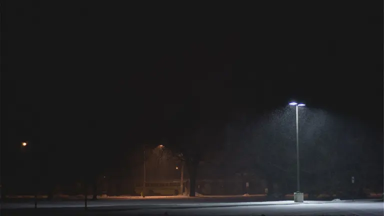 Una farola ilumina las calles