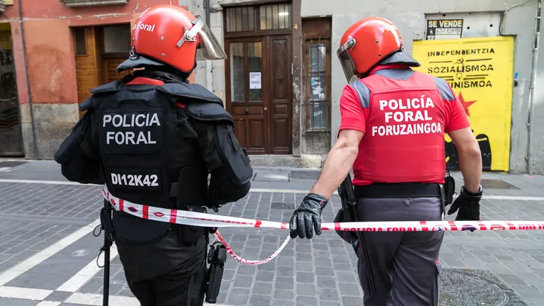 Agentes de la Policía Foral controlan los accesos a la Plaza de Navarrería tras el desalojo del Palacio del Marqués de Rozalejo conocido como el gaztetxe 'Maravillas' (15). IÑIGO ALZUGARAY