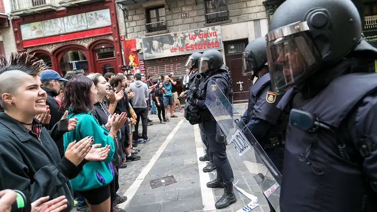 Agentes de la Policía Nacional controlan los accesos a la Plaza de Navarrería tras el desalojo del Palacio del Marqués de Rozalejo conocido como el gaztetxe 'Maravillas' (17). IÑIGO ALZUGARAY