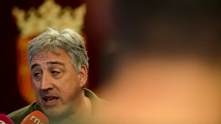 Joseba Asirón, alcalde de Pamplona, en rueda de prensa para valorar el desalojo del gaztetxe. PABLO LASAOSA 03