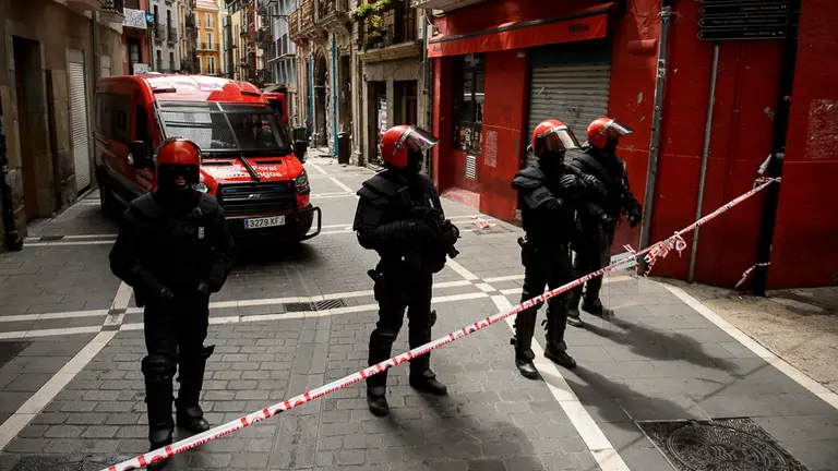 Policía Nacional y Policía Foral desalojan el gaztetxe Maravillas ocupado en la Plaza de Navarrería de Pamplona. PABLO LASAOSA 07