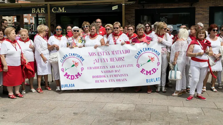 La Comisión de Igualdad del Ayuntamiento de Burlada realiza el homenaje a las víctimas de 2018 de agresiones machistas (01). IÑIGO ALZUGARAY