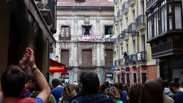 Los 'okupas' cuelgan una nueva pancarta en el Palacio de Rozalejo colarse de nuevo en el edificio. IÑIGO ALZUGARAY