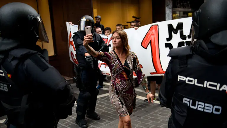 Kalejira por las calles de Pamplona para volver a ocupar el Gaztetxe Maravillas. MIGUEL OSÉS_12