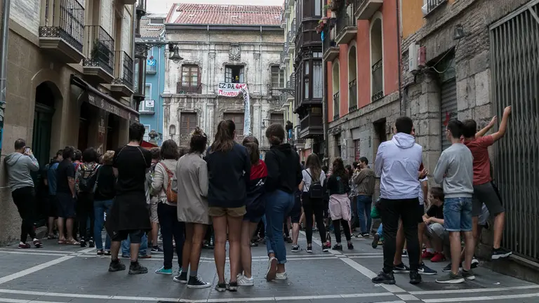 Unos jóvenes okupas vuelven a abrir el Palacio del Marqués de Rozalejo, conocido como el gaztetxe Maravillas, tras haber sido desalojado esta misma mañana por la Policia Foral. IÑIGO ALZUGARAY