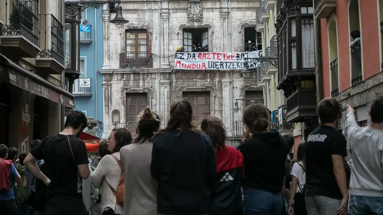 Unos jóvenes okupas vuelven a abrir el Palacio del Marqués de Rozalejo, conocido como el gaztetxe Maravillas, tras haber sido desalojado esta misma mañana por la Policia Foral. IÑIGO ALZUGARAY