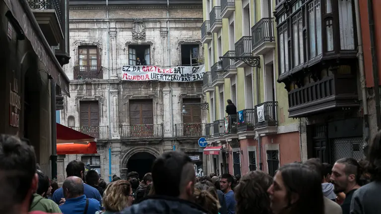 Unos jóvenes okupas vuelven a abrir el Palacio del Marqués de Rozalejo, conocido como el gaztetxe Maravillas, tras haber sido desalojado esta misma mañana por la Policia Foral. IÑIGO ALZUGARAY