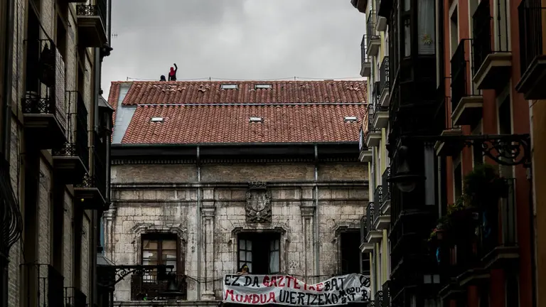 Unos jóvenes okupas vuelven a abrir el Palacio del Marqués de Rozalejo, conocido como el gaztetxe Maravillas, tras haber sido desalojado esta misma mañana por la Policia Foral. IÑIGO ALZUGARAY