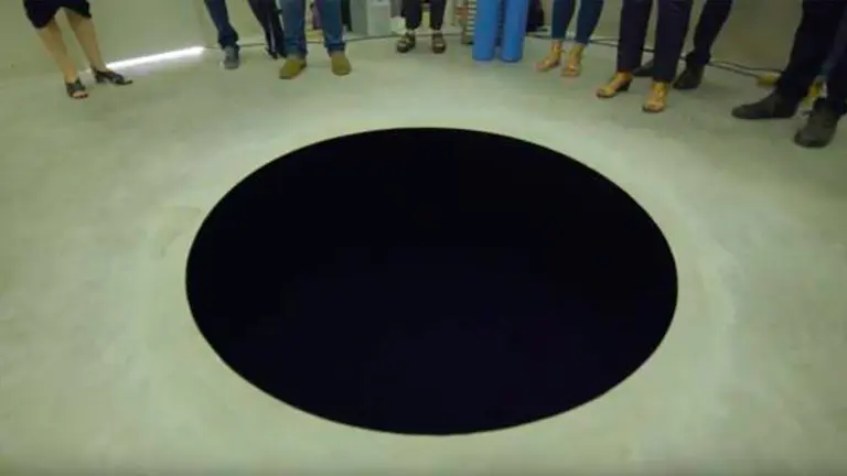 Bajada al limbo, la obra en la que ha caído un hombre FUNDACIÓN SERRALVES