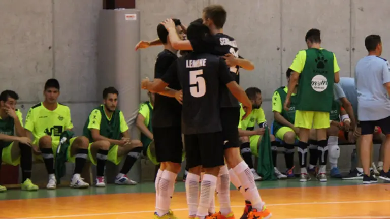 Los jugadores del equipo ribero celebran un gol