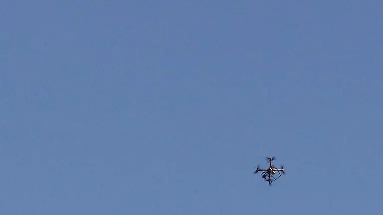 GRAF7593. PAMPLONA, 19/08/2018.- Un dron de Protección Civil controla desde el aire a las reses bravas que se han escapado hoy por un escarpado monte durante la celebración del último encierro del Pilón de Falces que ha resultado accidentado con doce corredores atendidos por diversas heridas, dos de ellos por cornadas en los brazos, y ocho vacas escapadas por el monte. El encierro del Pilón, reconocido como Fiesta de Interés Turístico de Navarra, es una carrera de 800 metros que tiene como singularidad que discurre cuesta abajo con la montaña por un lado y el barranco por otro. EFE/Jesús Diges