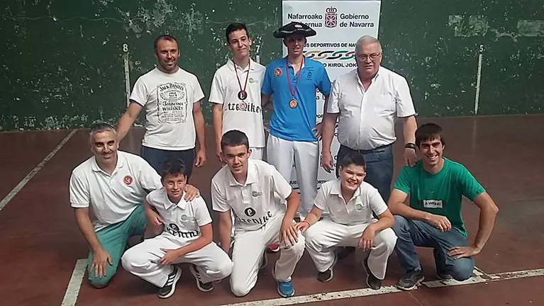 Participantes en los partidos con los organizadores del torneo