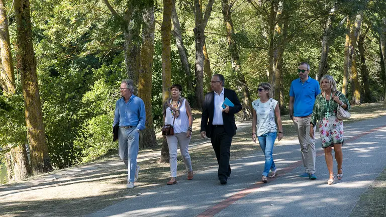 El portavoz de UPN en el Ayuntamiento de Pamplona, Enrique Maya, analiza asuntos de interés municipal en el Paseo del Arga (19). IÑIGO ALZUGARAY