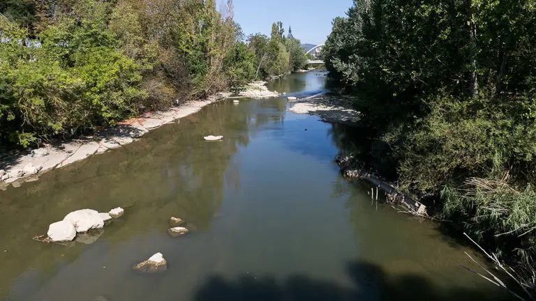 El río Arga ha disminuido su caudal tras la rotura del azud de Santa Engracia (01). IÑIGO ALZUGARAY