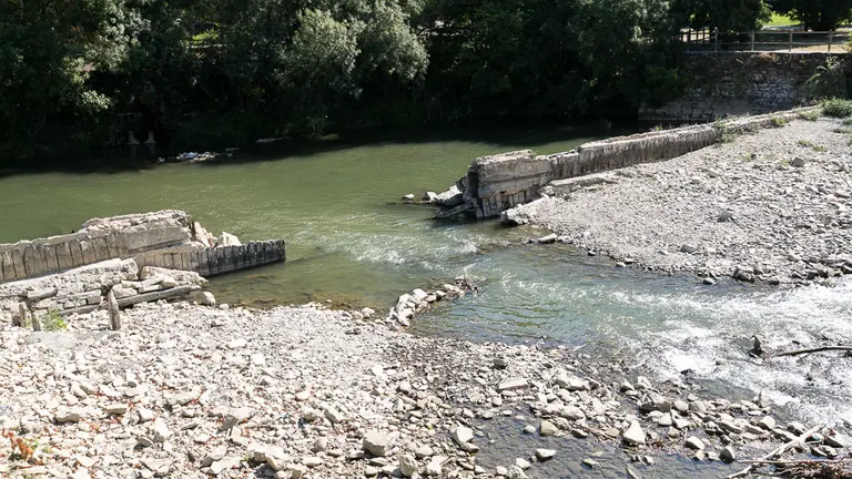 Estado del azud de Santa Engracia, a la altura del puente gótico que lleva su nombre en el río Arga (06). IÑIGO ALZUGARAY