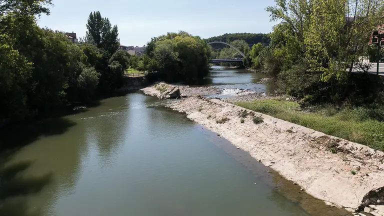Estado del azud de Santa Engracia, a la altura del puente gótico que lleva su nombre en el río Arga (07). IÑIGO ALZUGARAY