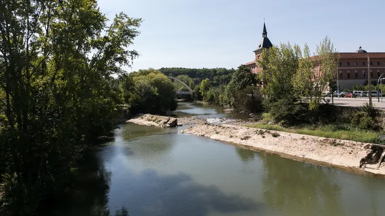 Estado del azud de Santa Engracia, a la altura del puente gótico que lleva su nombre en el río Arga (08). IÑIGO ALZUGARAY