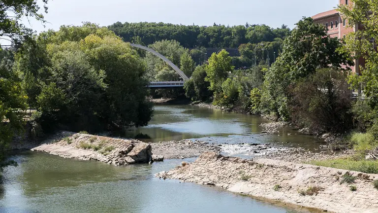 Estado del azud de Santa Engracia, a la altura del puente gótico que lleva su nombre en el río Arga (09). IÑIGO ALZUGARAY