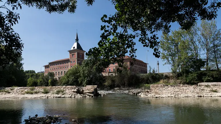 Estado del azud de Santa Engracia, a la altura del puente gótico que lleva su nombre en el río Arga (12). IÑIGO ALZUGARAY