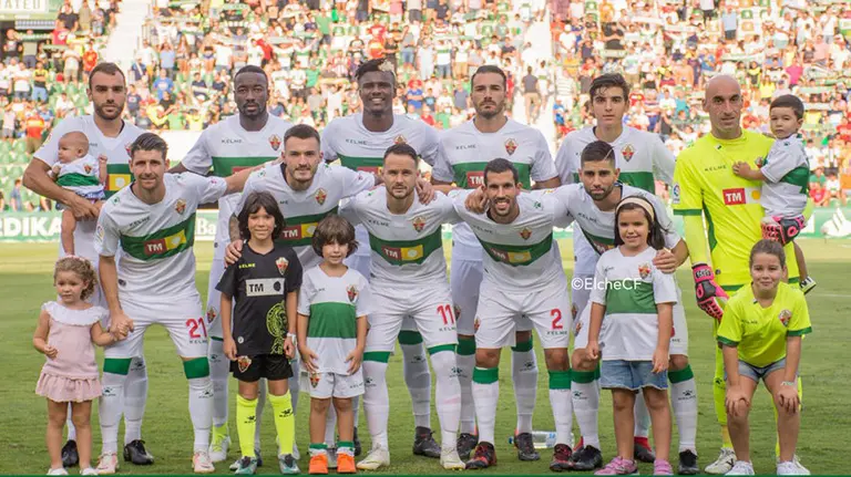 Alineación del equipo ilicitano en su estadio. Twitter Elche CF.