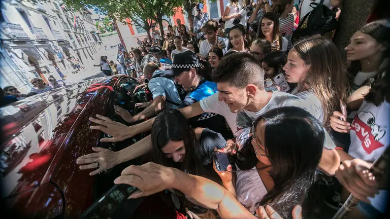 La locura se has desatado entre los fans de Amaia Romero a su salida del Ayuntamiento tras participar en el comienzo del Festival Flamenco On Fire (08). IÑIGO ALZUGARAY