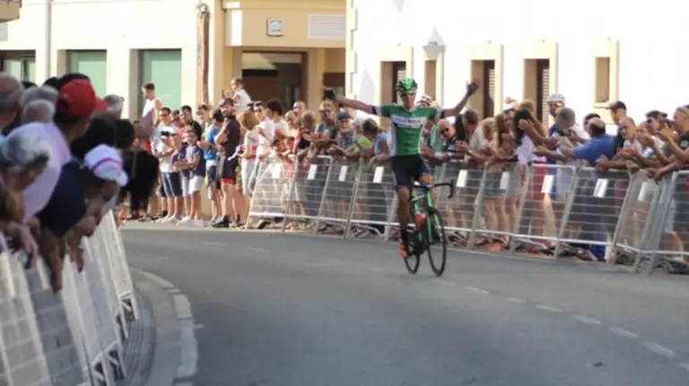 Oier Lazcano entra vencedor en la meta. Caja Rural.