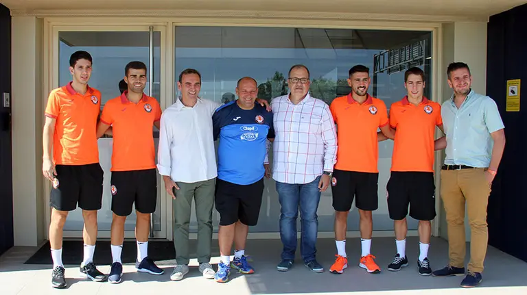 A: IÑIGO SANZ CORDON
F: 22/08/2018
P: DE IZQUIERDA A DERECHA, LUCAS TRIPODI, DAVID PAZOS, SANTIAGO SALA, 'PATO', ALBERTO RAMIREZ, ALEJANDRO LEMINE, UNAI MARTINEZ Y RAFAEL ARELLANO
L: RIBAFORADA
T: PRESENTACION DE LOS NUEVOS FICHAJES DEL ASPIL-VIDAL EN LA SEDE DEL GRUPO APEX