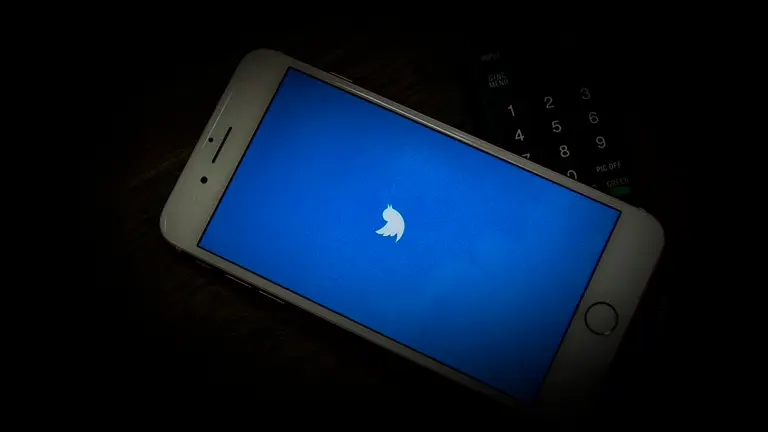 Un teléfono móvil con Twitter