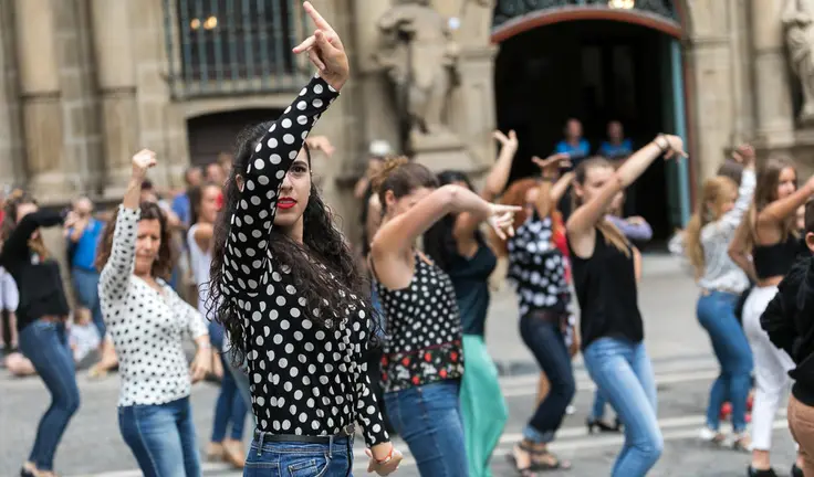 La compañía de jóvenes flamencas de la bailaora navarra Sandra Gallardo realiza un Flash Mob dentro del Festival Flamenco on Fire 2018 (07). IÑIGO ALZUGARAY