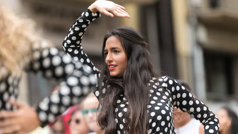 La compañía de jóvenes flamencas de la bailaora navarra Sandra Gallardo realiza un Flash Mob dentro del Festival Flamenco on Fire 2018 (12). IÑIGO ALZUGARAY