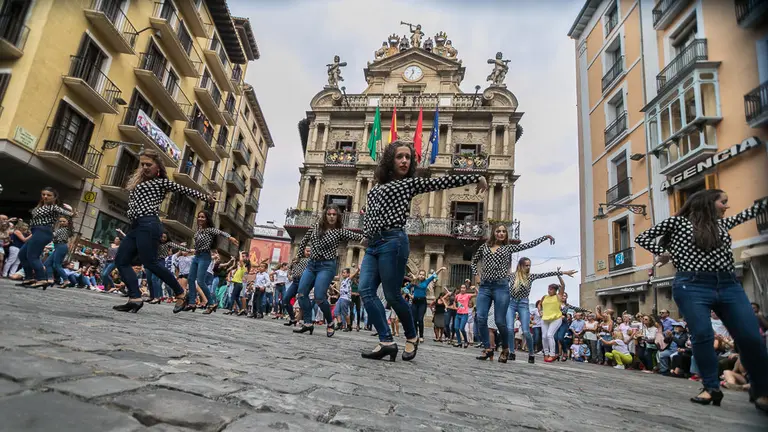 La compañía de jóvenes flamencas de la bailaora navarra Sandra Gallardo realiza un Flash Mob dentro del Festival Flamenco on Fire 2018 (20). IÑIGO ALZUGARAY
