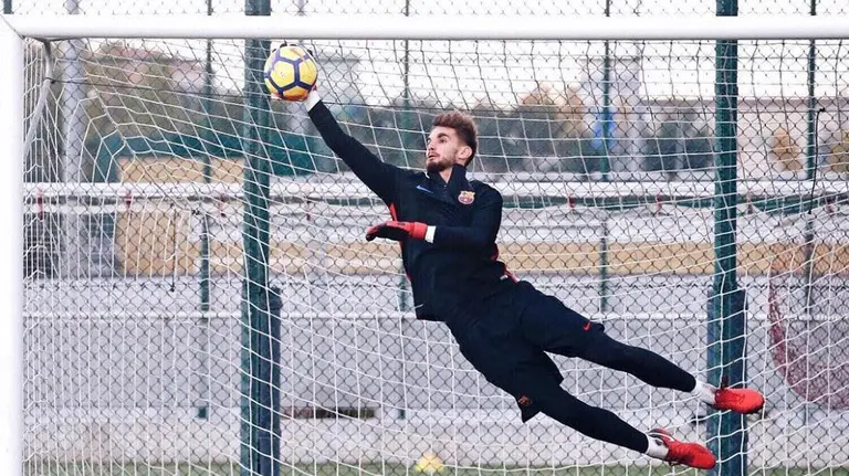 El joven portero pamplonés, Jokin Ezkieta, durante un entrenamiento. INSTAGRAM
