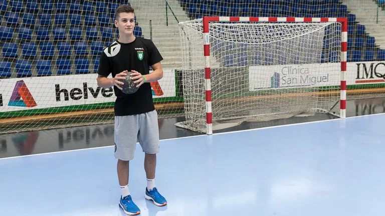 El jugador del Anaitasuna, Ander Izquierdo, ha participado con la Selección Española en el Europeo Juvenil (01). IÑIGO ALZUGARAY