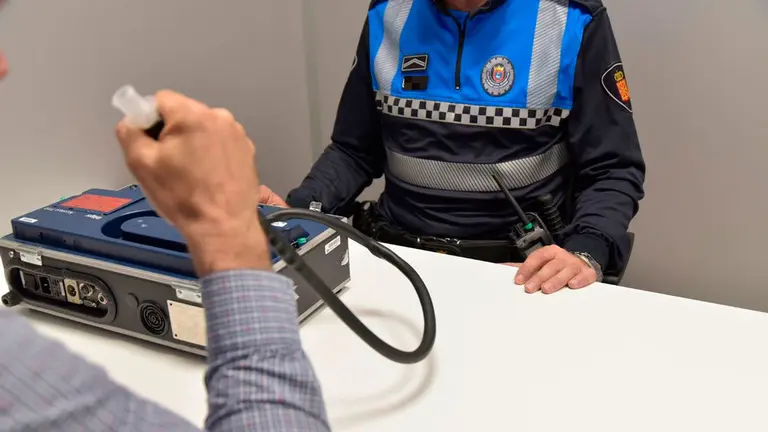 La Policía Municipal de Pamplona realiza una prueba de alcoholemia. POLICÍA MUNICIPAL