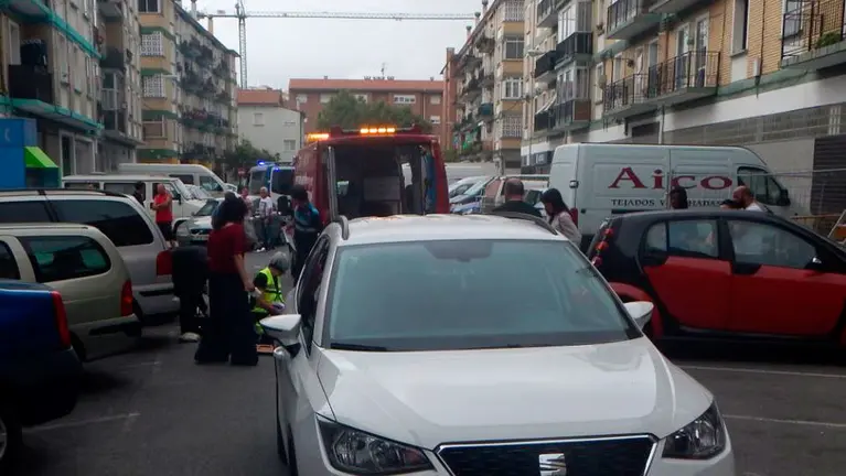 Las asistencias médicas atienden a la mujer. POLICÍA MUNICIPAL DE PAMPLONA