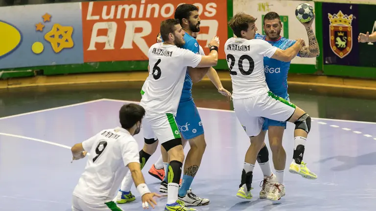 Partido amistoso de balonmano de pretemporada entre Helvetia Anaitasuna y el equipo francés Billère (47). IÑIGO ALZUGARAY