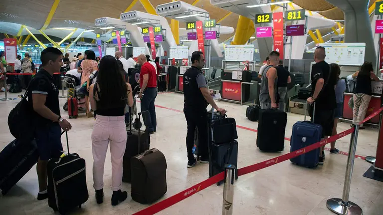 Viajeros ante los mostradores de facturación de la terminal 4 del aeropuerto de Barajas al inicio de las vacaciones del mes de agosto. EFE/ Fernando Villar